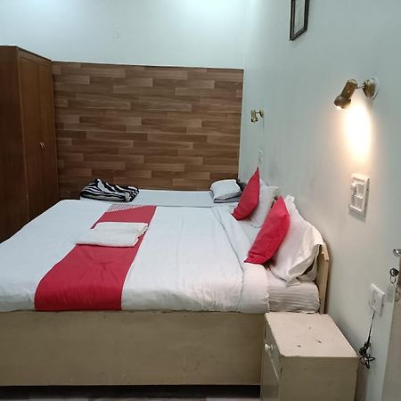 Lavi Hotel Hari Darshan - 10 Meter From Golden Temple アムリトサル エクステリア 写真