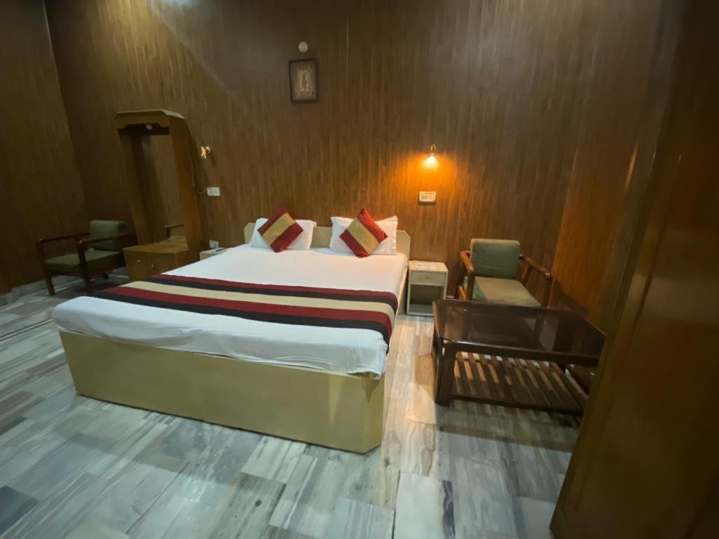 Lavi Hotel Hari Darshan - 10 Meter From Golden Temple アムリトサル エクステリア 写真