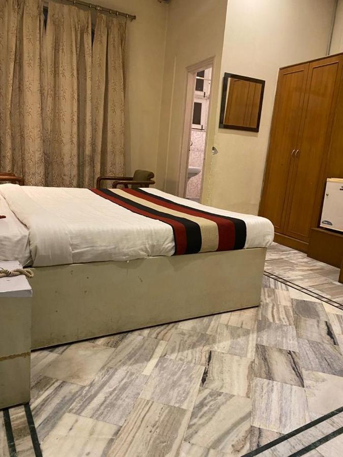 Lavi Hotel Hari Darshan - 10 Meter From Golden Temple アムリトサル エクステリア 写真