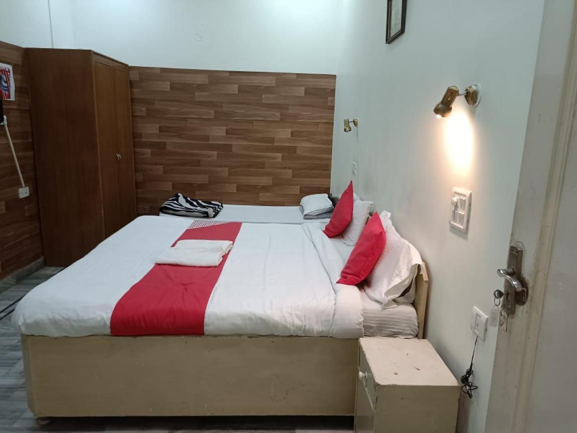 Lavi Hotel Hari Darshan - 10 Meter From Golden Temple アムリトサル エクステリア 写真